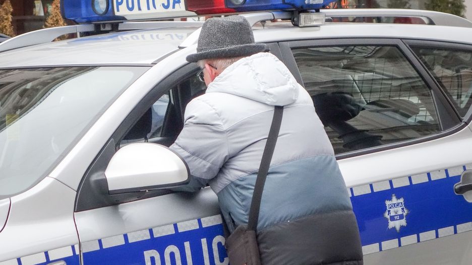 82-letni mieszkaniec Puław dał się oszukać dwóm złodziejom, którzy podawali się za obcokrajowca i ortopedę.