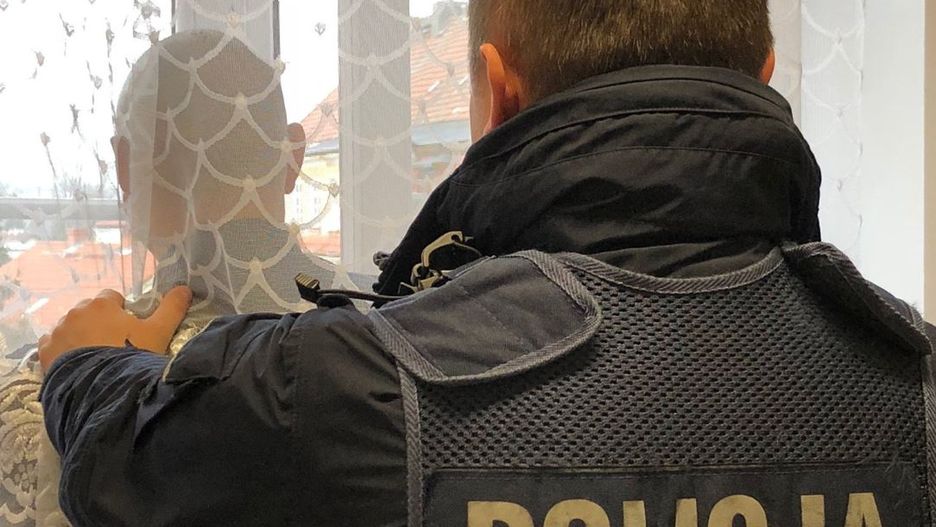 Lidzbark Warmiński: poszukiwany listem gończym schował się przed policjantami... za firanką