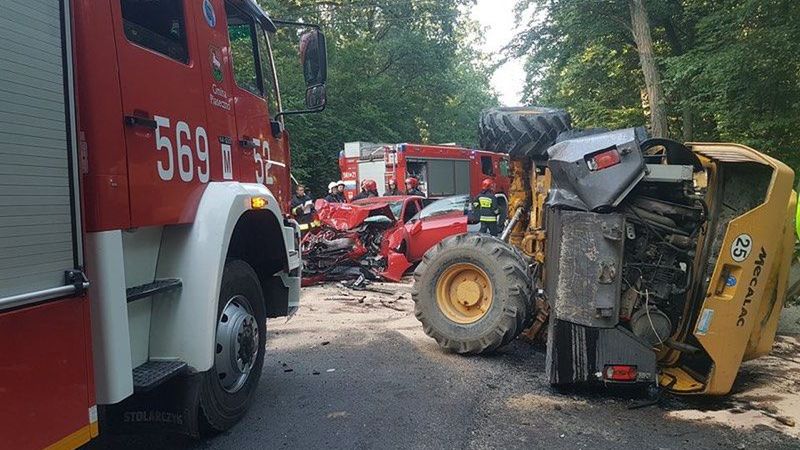 Impet zderzenia był na tyle duży, by przewrócić maszynę budowlaną