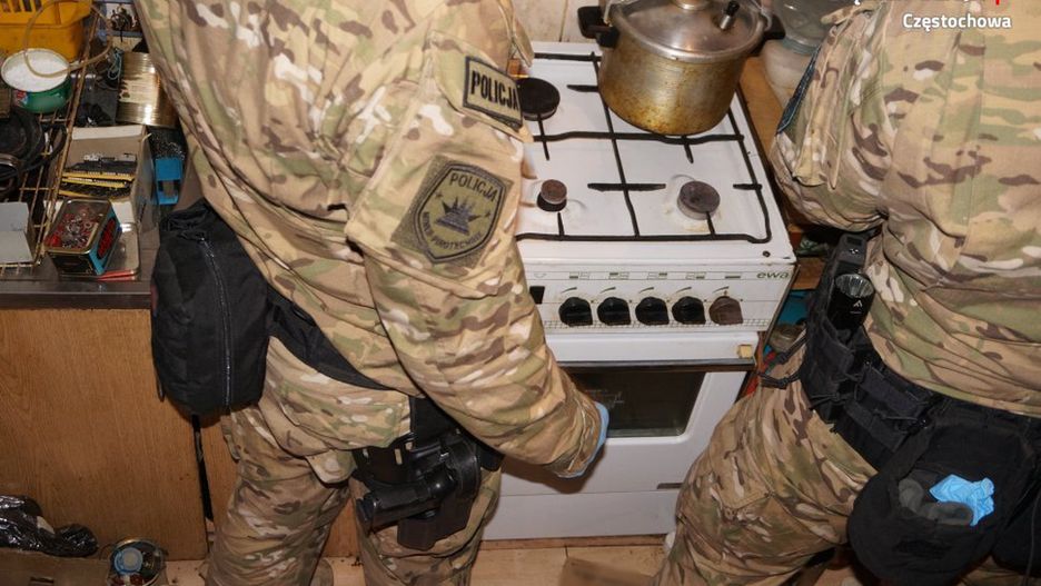 Mężczyznę w jego mieszkaniu odwiedzili policjanci.