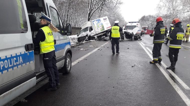Na miejscu pracują policja, straż pożarna i służby medyczne