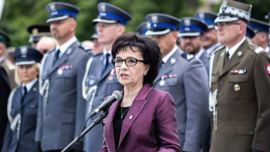 Atak na policjanta. Szefowa MSWiA Elżbieta Witek obiecuje pomoc.