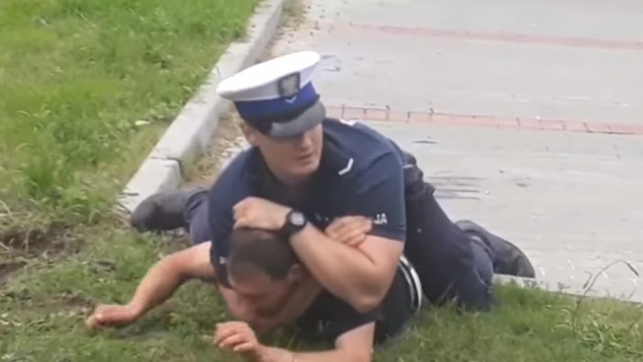 Policjant zastosował obezwładniający chwyt na podejrzanym