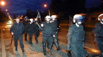 Policjanci biorący udział w zamieszkach