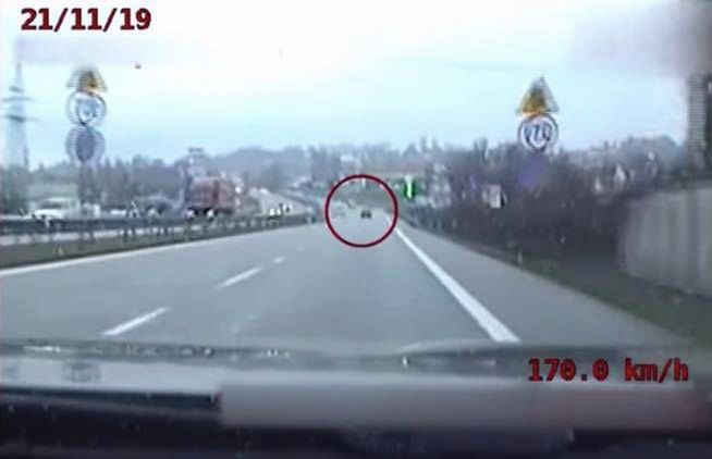 Kraków. Uciekał przed policją 170 km/h. W trakcie pościgu już dzwonił do adwokata