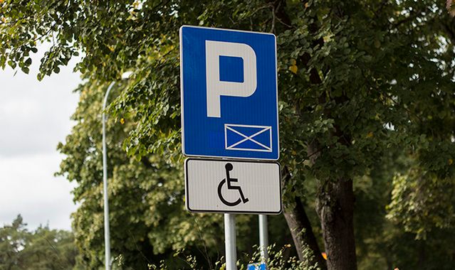 Mimo wysokich kar nie brakuje nielegalnie parkujących na "kopertach"