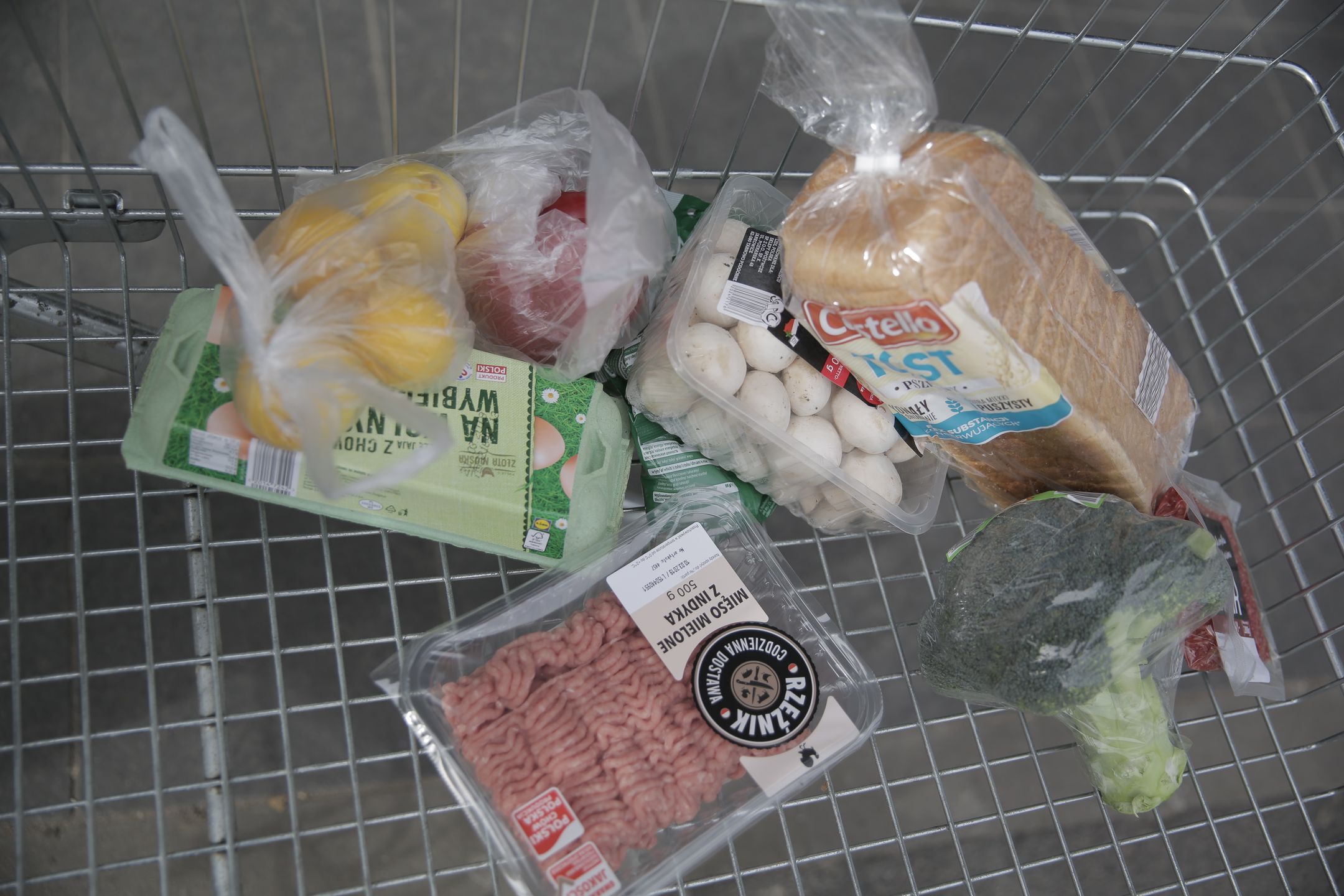 Koszyk z zakupami przed usunięciem produktów marek Lidla. 