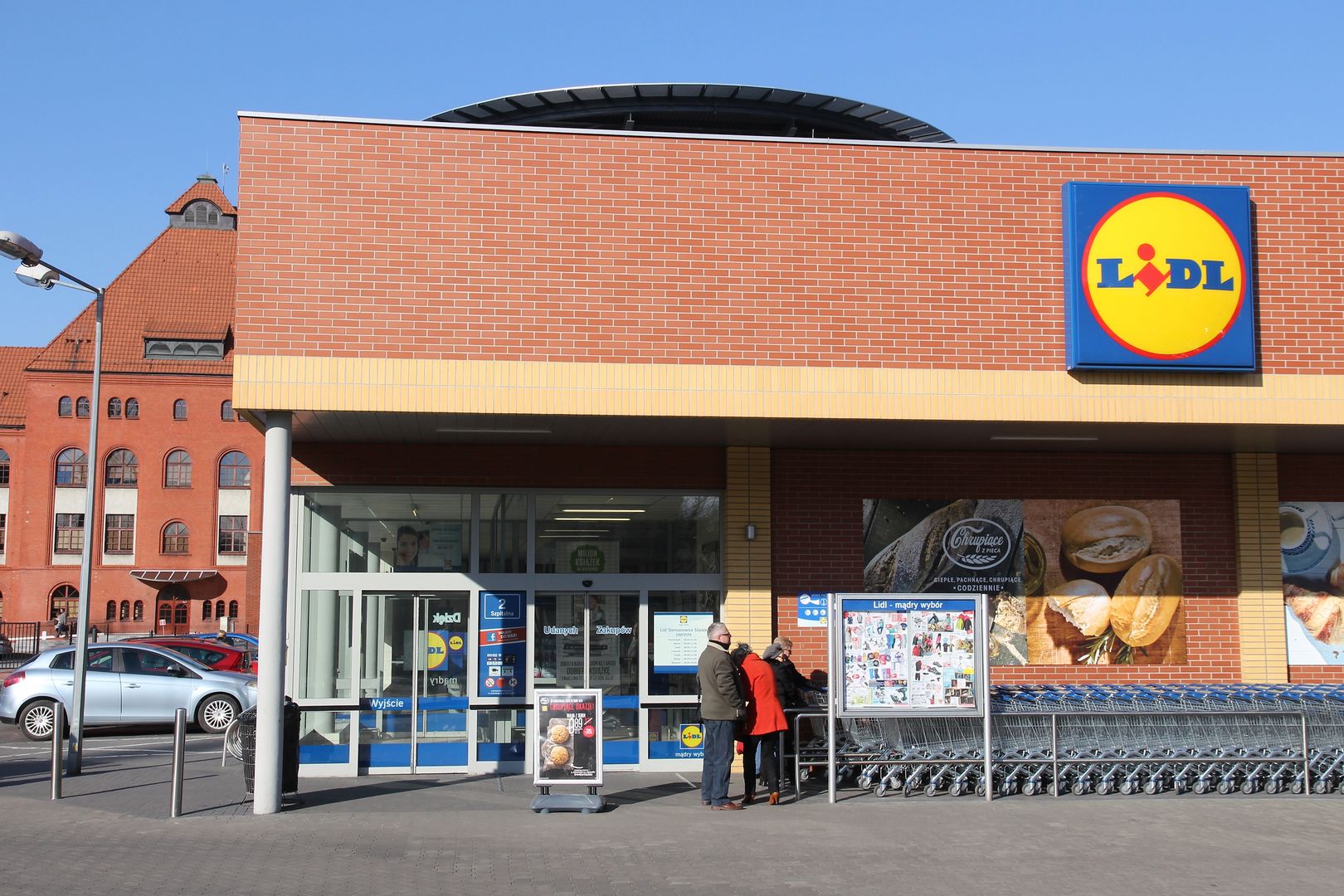 Lidl rozsierdził klientów. Wymazali krzyże z opakowań