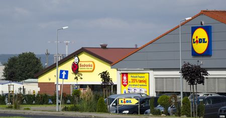 Koronawirus w Polsce. Premie dla pracowników dużych sieci sklepów