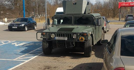 Nawet żołnierze jeżdżą na zakupy. Wojskowym Humvee zaparkowany pod dyskontem