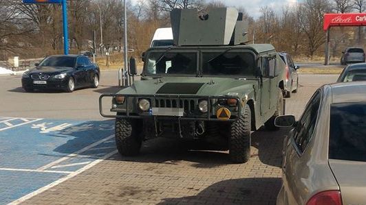 Wielki wóz wojskowy na parkingu pod dyskontem to nie jest codzienny widok.