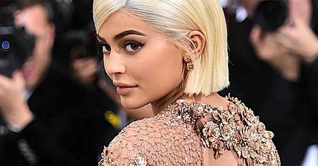 W końcu! Paparazzi przyłapali Kylie Jenner w ciąży! Sporo przytyła, a jej brzuch jest naprawdę duży!