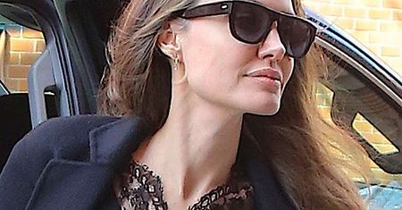 Szczuplutka Angelina Jolie pokazała swoje SIWE włosy! Na jej odmieniony widok paparazzi oszaleli!