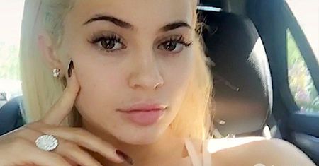 Ciężarna Kylie Jenner z odsłoniętym brzuchem prowokuje na Snapchacie! Który to już miesiąc? [WIDEO]