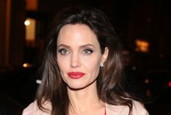Angelina Jolie bardzo szybko pocieszyła się po Bradzie. Zagraniczne media nie mają litości