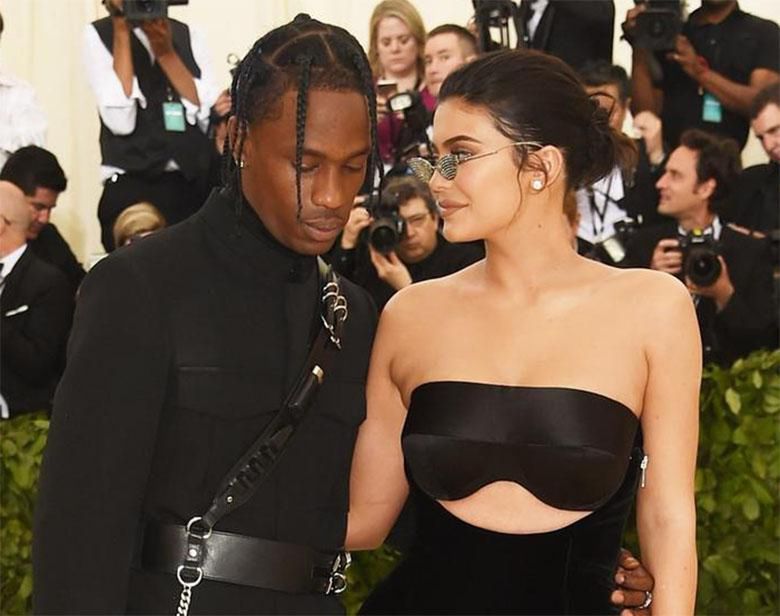 Travis Scott i Kylie Jenner w kreacji: Alexander Wang – MET Gala 2018