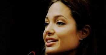 Angelina Jolie: nie romansuję z Bradem Pittem