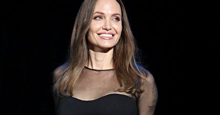 Angelina Jolie od stóp do głów na czarno. Ubiera się tak nie bez powodu