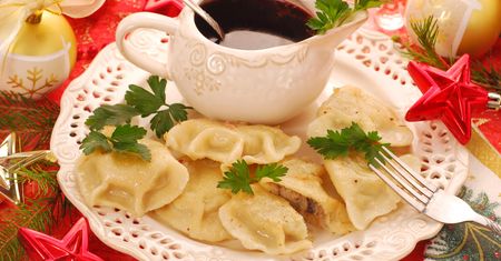 Przepisy na potrawy wigilijne: pierogi z kapustą i grzybami, barszcz, karp. Znajdź przepis na świąteczne danie