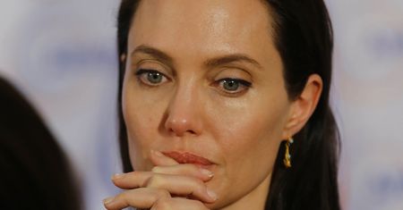 Angelina Jolie sprawiła przykrość synowi. Chodzi o Brada Pitta