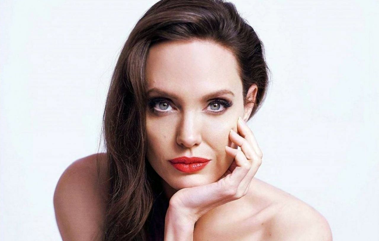 Seksowna i tajemnicza. Angelina Jolie w nowej kampanii Guerlain