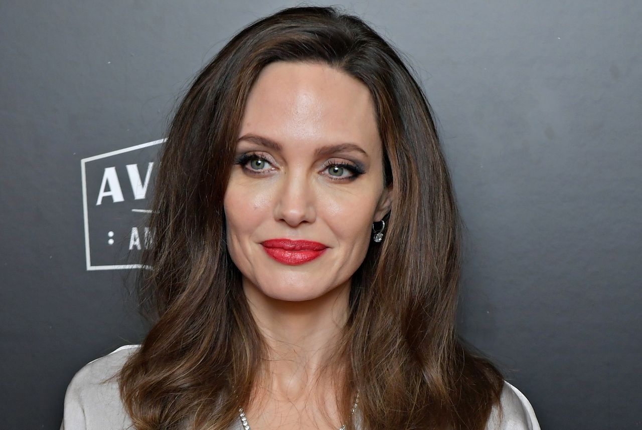 Angelina Jolie w satynowej sukni od ulubionej projektantki Kate Middleton