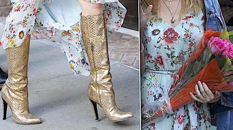 Kylie Minogue w złotych kozakach i sukience w kwiaty