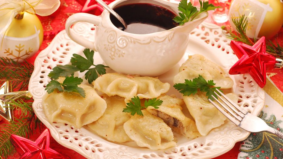 Przepisy na potrawy wigilijne: pierogi z kapustą i grzybami, barszcz, karp. Znajdź przepis na świąteczne danie.