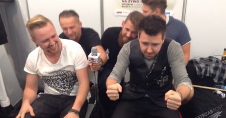 Grzegorz Hyży z całym zespołem ryczy w garderobie. Do zabawy nominował... Zaskoczeni? [WIDEO]