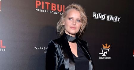 Joanna Kulig w czarnym kostiumie