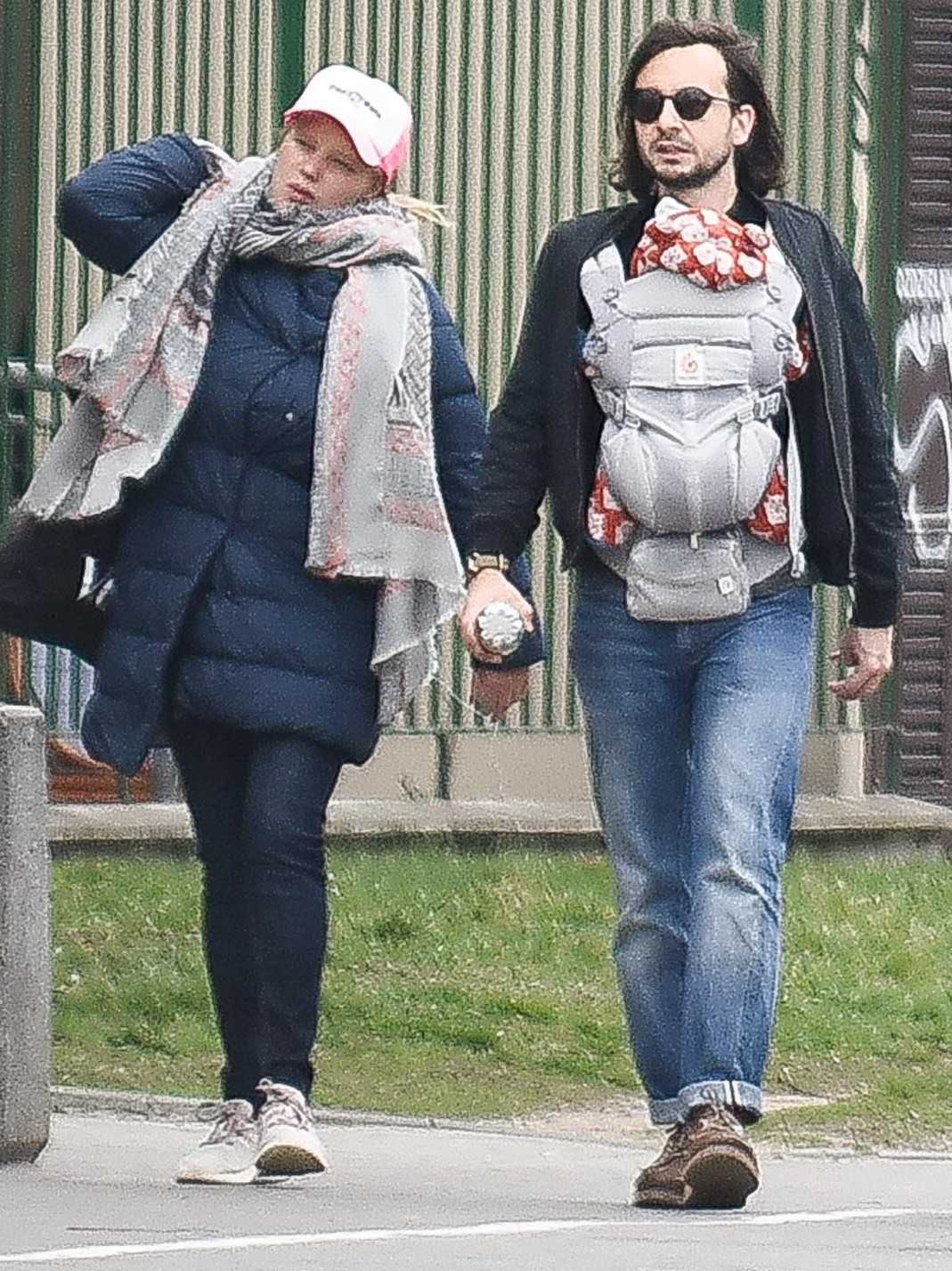 Joanna Kulig zabrała męża i syna na wiosenny spacer
