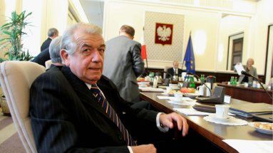 Zbigniew Religa przed posiedzeniem Rady Ministrów