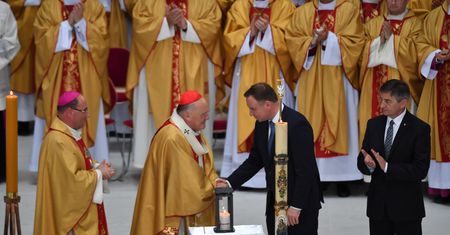 Dwa światy czy jeden? "Kościół musi być polityczny"