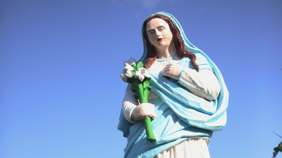 Trwają poszukiwania osób, które sprofanowały figurki Matki Boskiej.