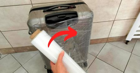 Przed lotem owijam walizkę folią. Dzięki temu unikam dużych problemów