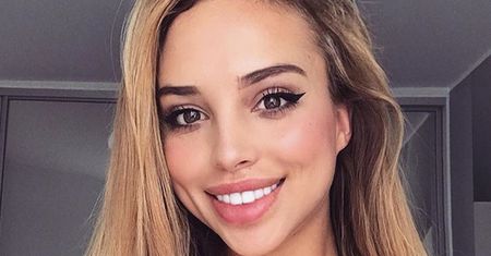 Veronica Bielik kusi w różowym bikini. Czapka z daszkiem to najbardziej kryjący element tej stylizacji