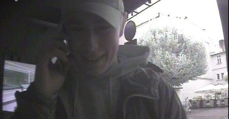 Okradał metodą na Blika. Przy bankomacie stał uśmiechnięty. Szuka go policja