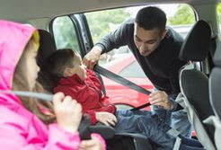 Polacy kupują foteliki samochodowe dla dzieci w ostatniej chwili