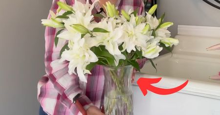 Stosuję florystyczny trik. Dzięki niemu lilie długo stoją w wazonie