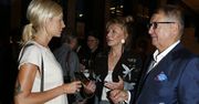 Agnieszka Woźniak-Starak pierwszy raz po ślubie z teściami na salonach! Przyszła na wernisaż ich fundacji sama [GALERIA]