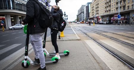 Polacy nie radzą sobie z e-hulajnogami. Łamią przepisy na potęgę