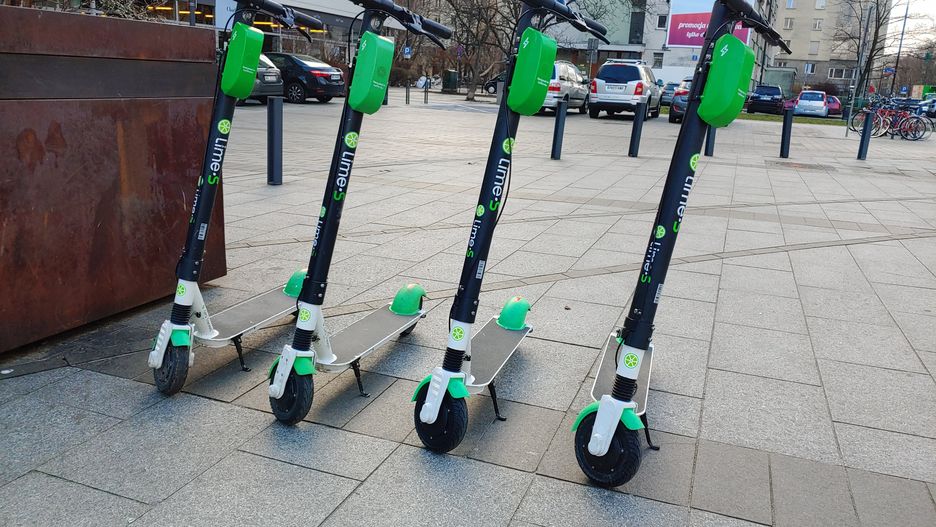 Elektryczne hulajnogi na minuty, to świetny sposób transportu, ale są też problemem
