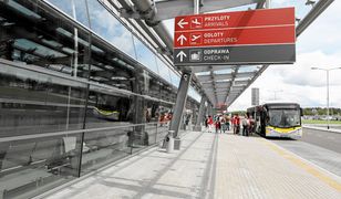 Policjanci awanturowali się w samolocie w Modlinie. "Pijani lecieli grać w piłkę"