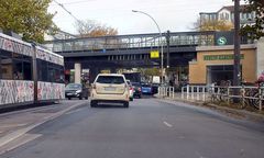 Flaga IS obok zniszczonych kabli w Berlinie. "Arabskie napisy"