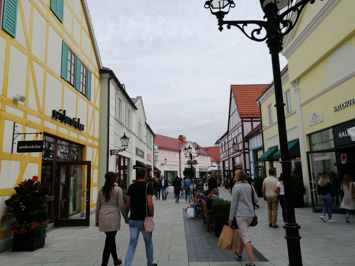 Niemieckie zakupowe miasteczko przyciąga coraz więcej Polaków. "Klimat jak na starówce, ceny jak na wyprzedaży"