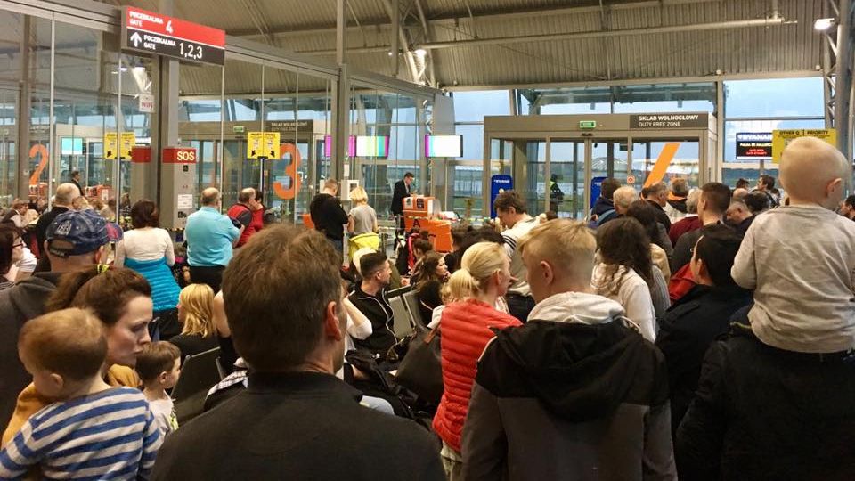 Hala odlotów w Modlinie jest tak ciasna, że ludzie tłoczą się tam w ścisku.