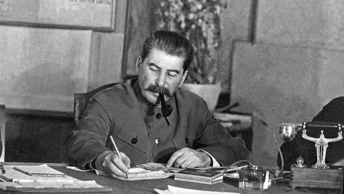 Za rzekomy spisek na życie Stalina Baczyński został skazany na śmierć. Wyrok później zmieniono na 10 lat łagru