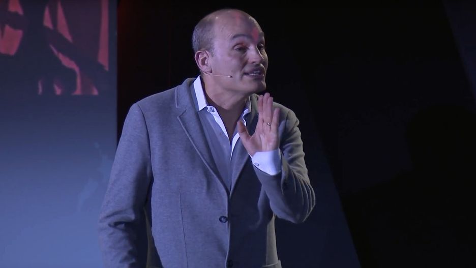 Todd Yellin podczas "żywego" występu na konferencji w Rzymie