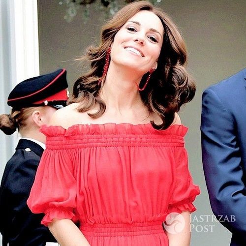Księżna Kate na garden party w Berlinie w czerwonej sukience z domu mody Alexander McQueen