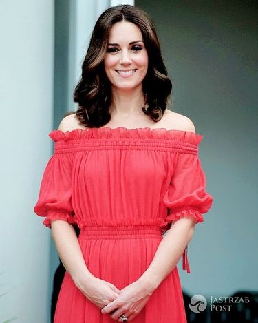 Księżna Kate na garden party w Berlinie w czerwonej sukience z domu mody Alexander McQueen